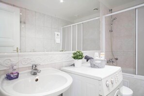 Combined shower/tub, hair dryer, towels