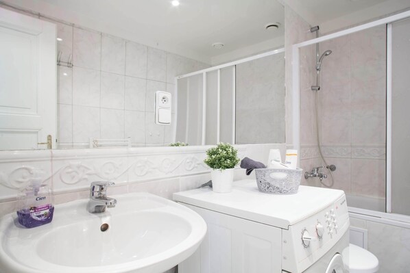 Combined shower/tub, hair dryer, towels