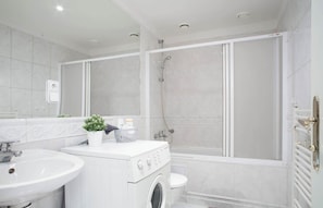 Kombinert dusj/badekar, hårføner og håndklær