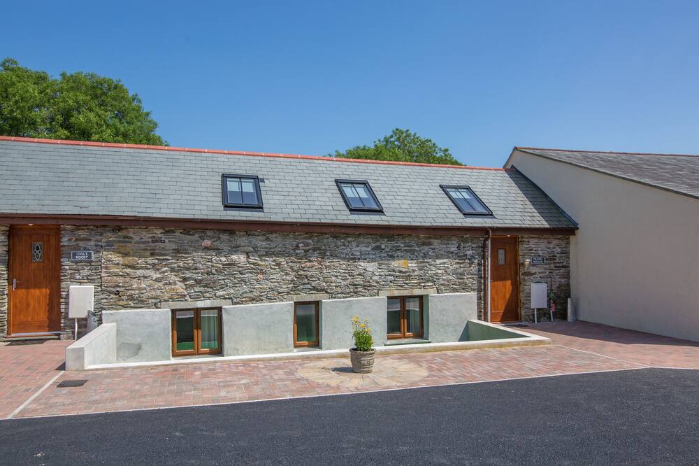 Milking Parlour, modern barn conversion. Nr Tintagel, Bude, Padstow & beach.