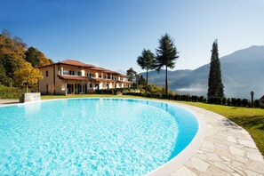 Pool - Tremezzo residence apartment no 3 with pool and spa by Italian Apartments (Tremezzina)