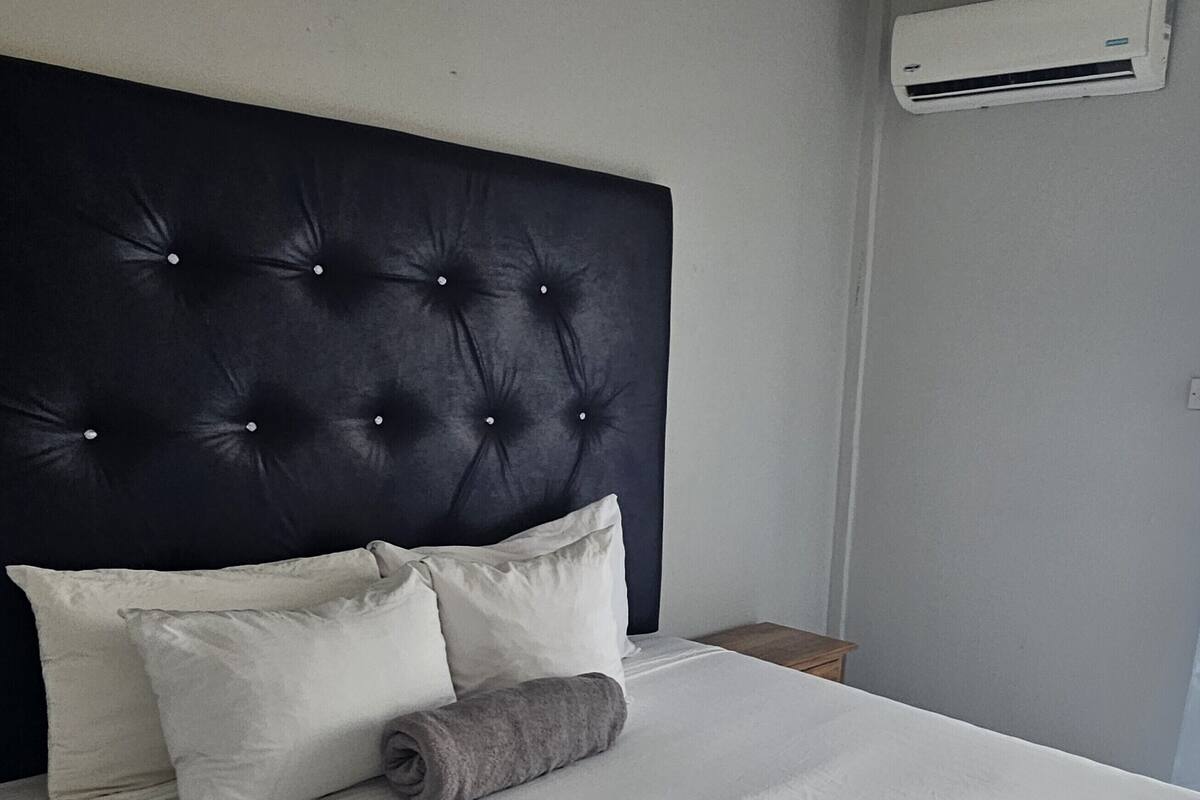City Studio, 1 King Bed, Ocean View | Egyptian cotton sheets, blackout drapes, iron/ironing board (on request)
