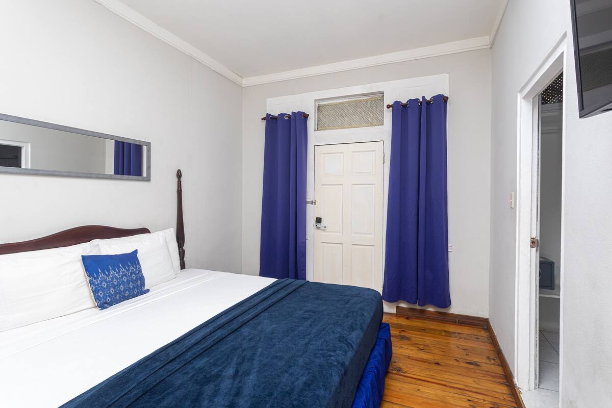 Comfort Room, 1 King Bed, Non Smoking | Egyptian cotton sheets, blackout drapes, iron/ironing board (on request)