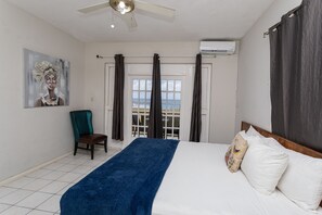 Estudio City, 1 cama de matrimonio grande, vistas al mar | Sábanas de algodón egipcio y cortinas opacas