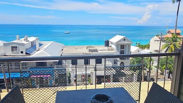 Estudio urbano, 1 cama King size, vista al océano | Terraza o patio