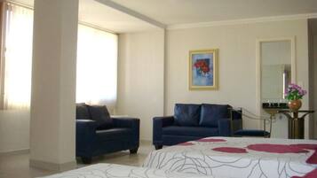 Frigobar, escrivaninha, Wi-Fi de cortesia, roupa de cama