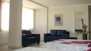 Frigobar, escrivaninha, Wi-Fi de cortesia, roupa de cama