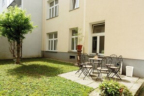 Outdoor dining - Apartment No. 02 in Vienna near Schönbrunn/Westbahnhof | Keyless Check-In (Rudolfsheim-Fünfhaus)