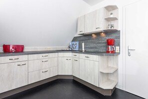Fridge, microwave, oven - Captain's cabin rental - House anchorage (Esens)