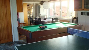 A pool table with a green felt surface, a blue table tennis table, and a billiard cue. - Wunderbares Haus nur 20 Meter vom Wasser mit riesengroßes Grundstück! Herrlich. (Dänemark)