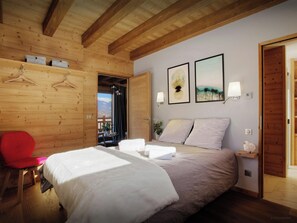 5 bedrooms, iron/ironing board, WiFi, bed sheets - Chalet Pajules - alpine holiday for 10 in Valmorel, sauna - OVO Network (Les Avanchers-Valmorel)