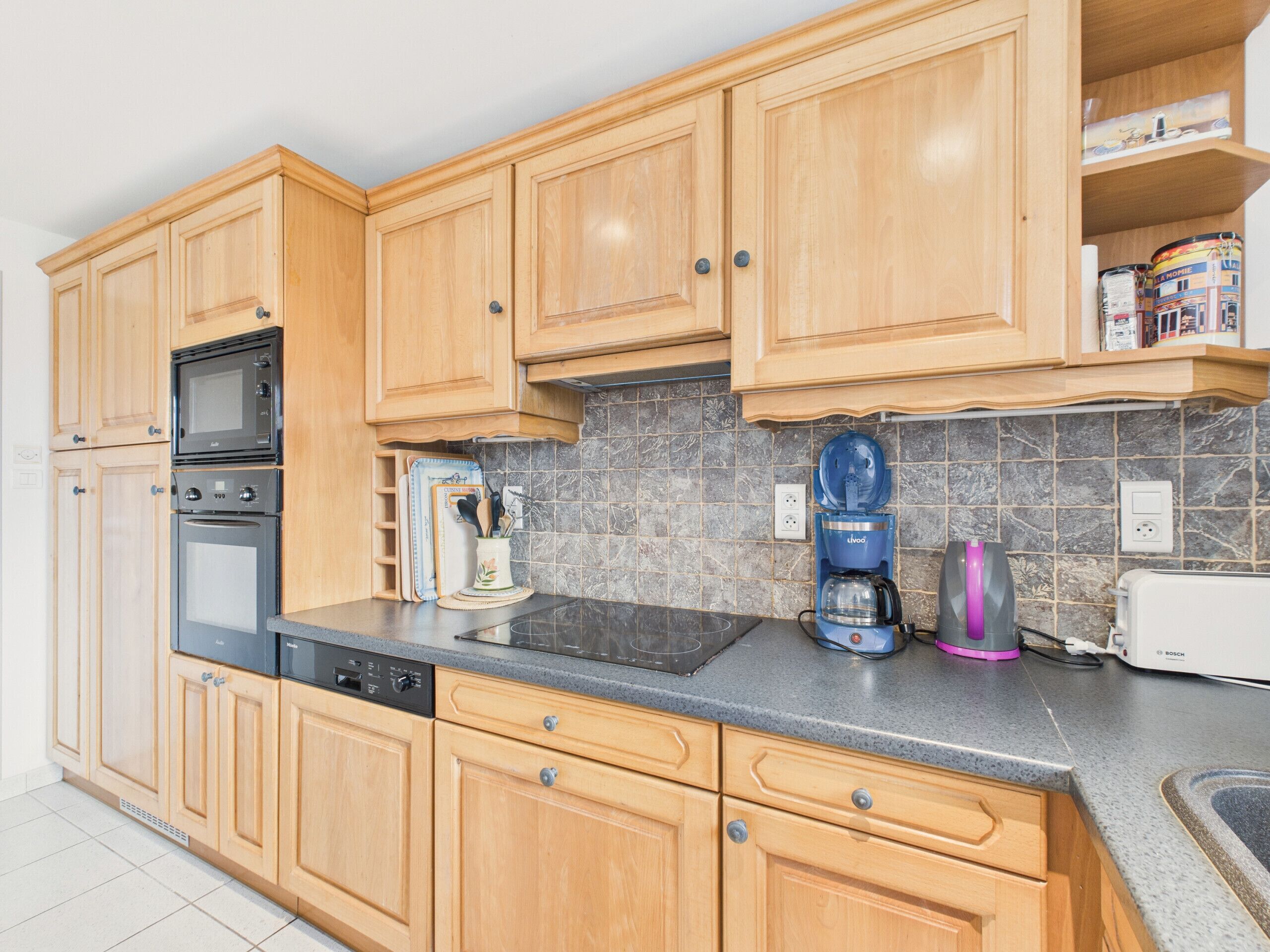 Een koelkast, een magnetron, een oven, een vaatwasser