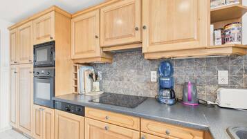 Een koelkast, een magnetron, een oven, een vaatwasser