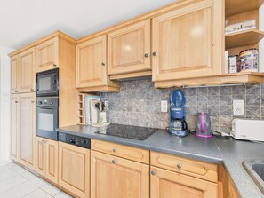 Kjøleskap, mikrobølgeovn, ovn og oppvaskmaskin