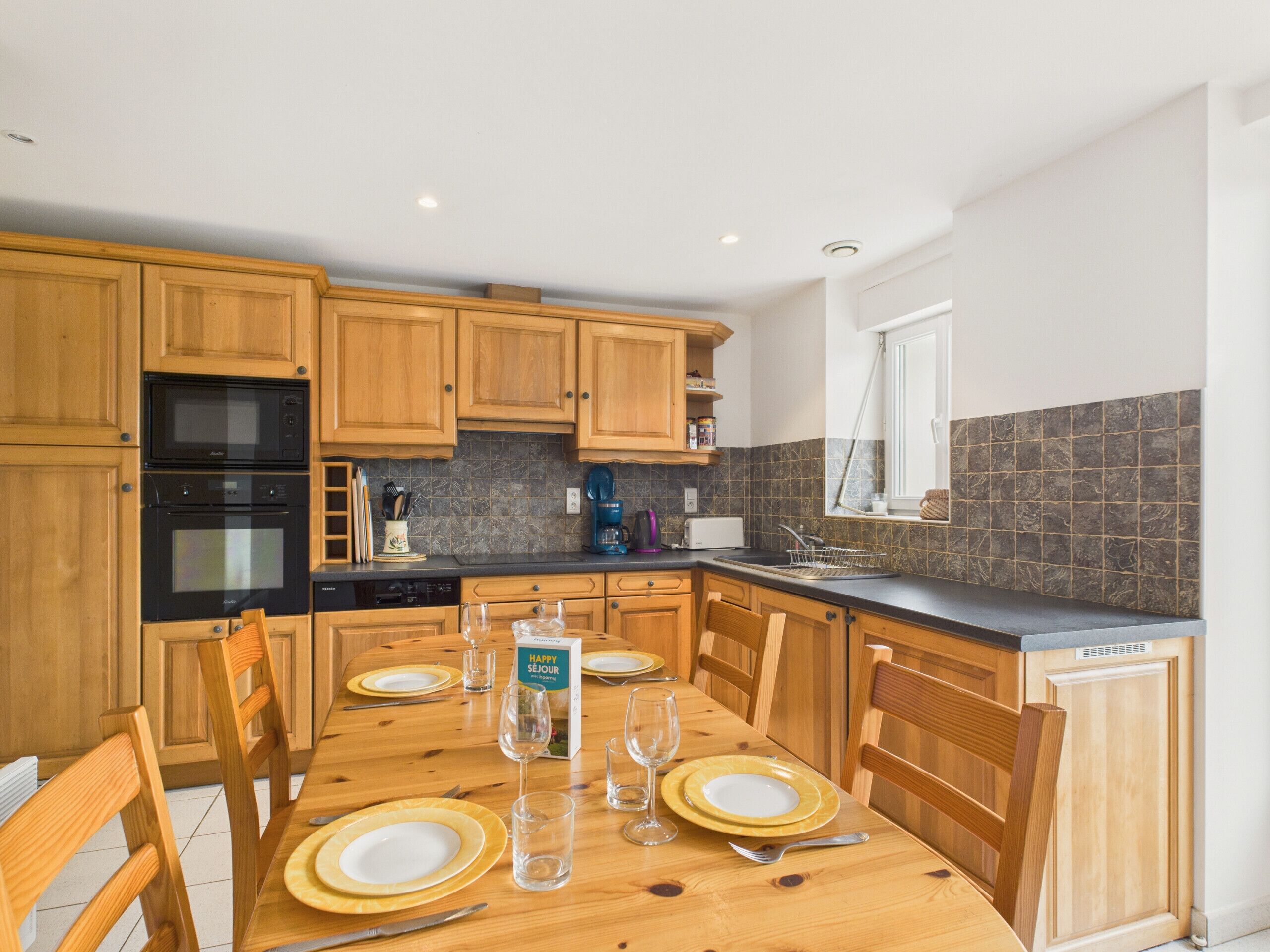 Een koelkast, een magnetron, een oven, een vaatwasser