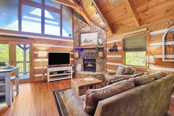 TV, fireplace, DVD player - Mountain View★Private★Hot Tub★Fire Table★Fireplace - A VIEW FOR TWO (Townsend)