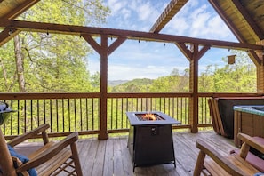 Outdoor spa tub - Mountain View★Private★Hot Tub★Fire Table★Fireplace - A VIEW FOR TWO (Townsend)