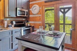 Fridge, microwave, oven, stovetop - Mountain View★Private★Hot Tub★Fire Table★Fireplace - A VIEW FOR TWO (Townsend)