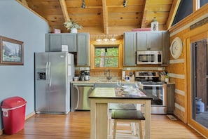 Fridge, microwave, oven, stovetop - Mountain View★Private★Hot Tub★Fire Table★Fireplace - A VIEW FOR TWO (Townsend)