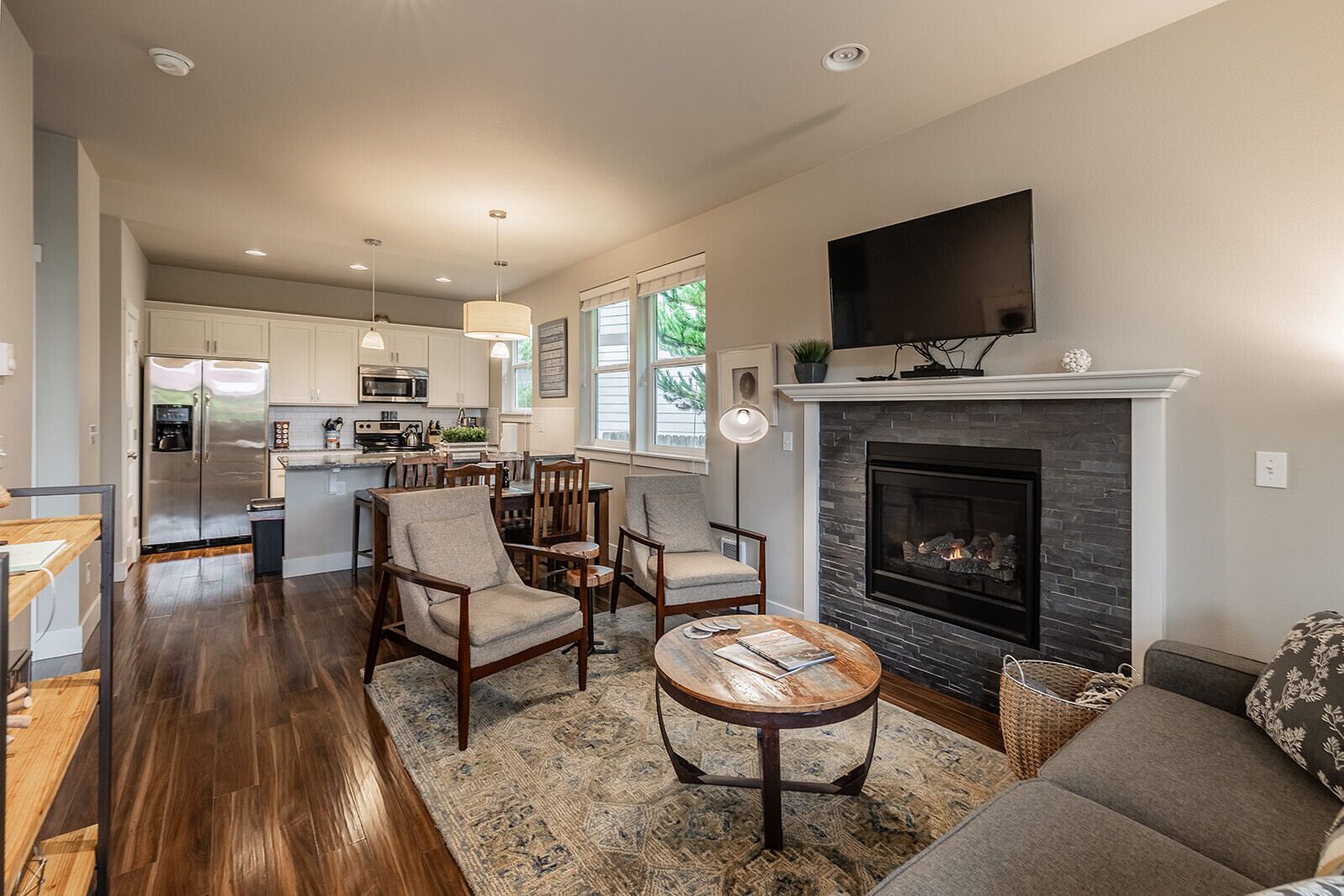 Fernseher, Kamin, DVD-Player