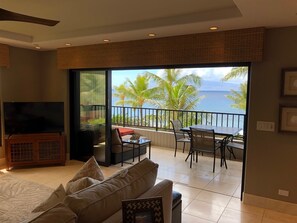 Flatscreentelevisie, een dvd-speler en een stereo