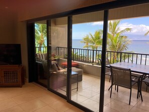 Een flatscreentelevisie, een dvd-speler en een stereo