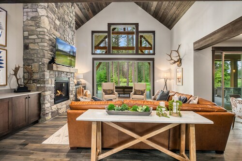 Must See New Suncadia Estate! On the Golf Course w/Hot Tub & Fire Pit!