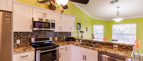 ファミリー ルーム | 専用キッチン | 大型冷蔵庫、電子レンジ、オーブン、コンロ