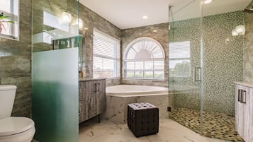 Family Room | Bathroom | Hair dryer, towels, shampoo