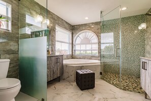 Quarto família | Banheiro | Secador de cabelo, toalhas de banho, shampoo 