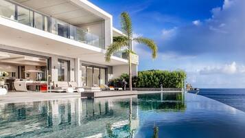 Kolam renang infinity