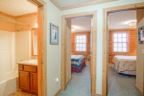 L’intérieur d’une cabane en bois comprend une salle de bain, deux chambres et un couloir.