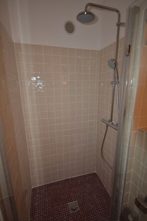 Bruser, hårtørrer, håndklæder, Sæbe