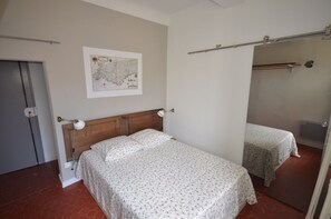 1 soveværelse, skrivebord, strygejern/strygebræt, weekendseng