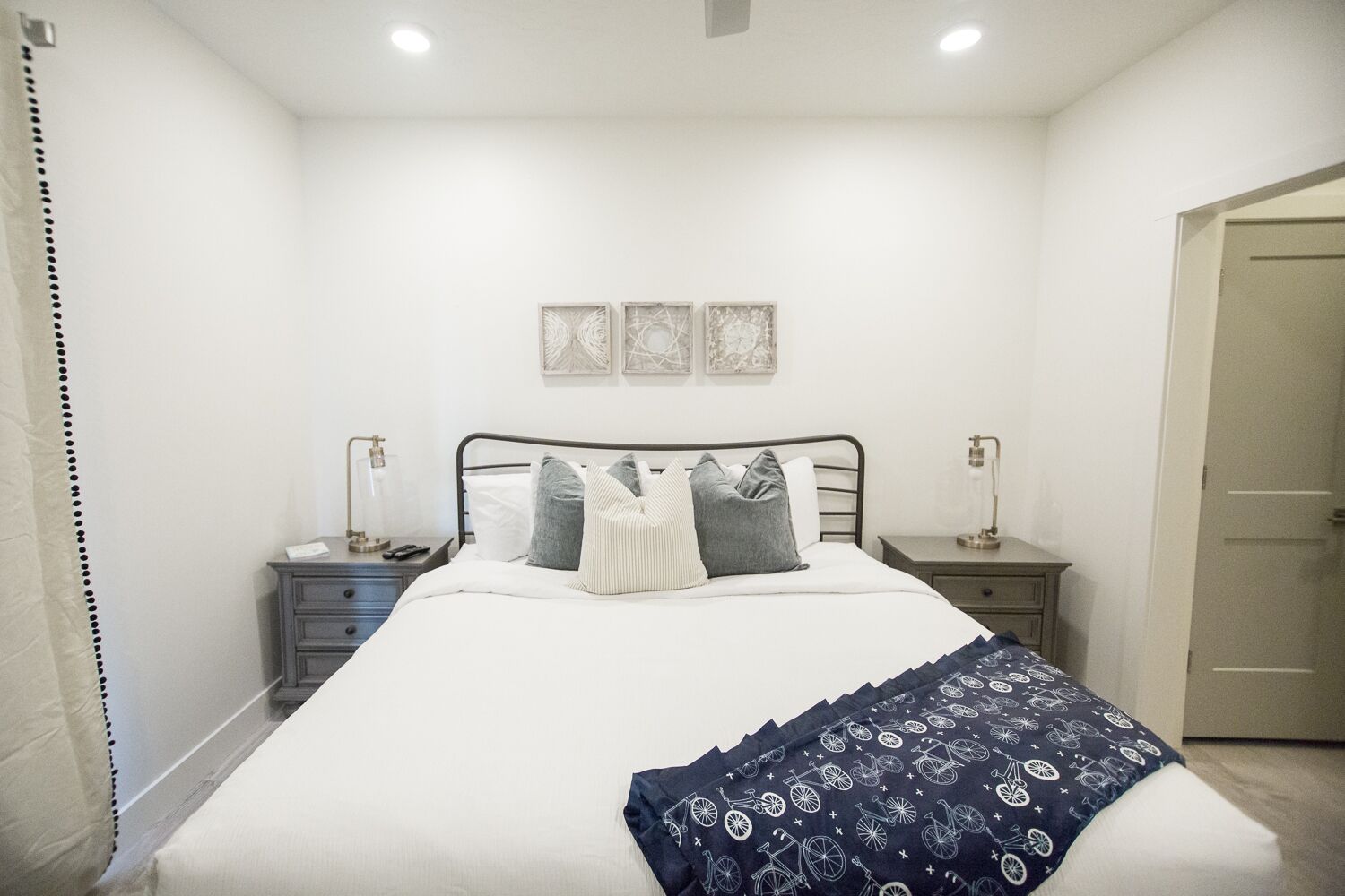 2 habitaciones, tabla de planchar con plancha, cuna de viaje y internet 