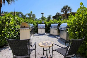 Property grounds - Blind Pass Condos at Bowman's Beach D201 on beautiful Sanibel Island (Sanibel Island)