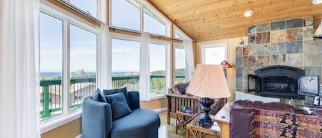 Fernseher, Kamin, DVD-Player, Bücher