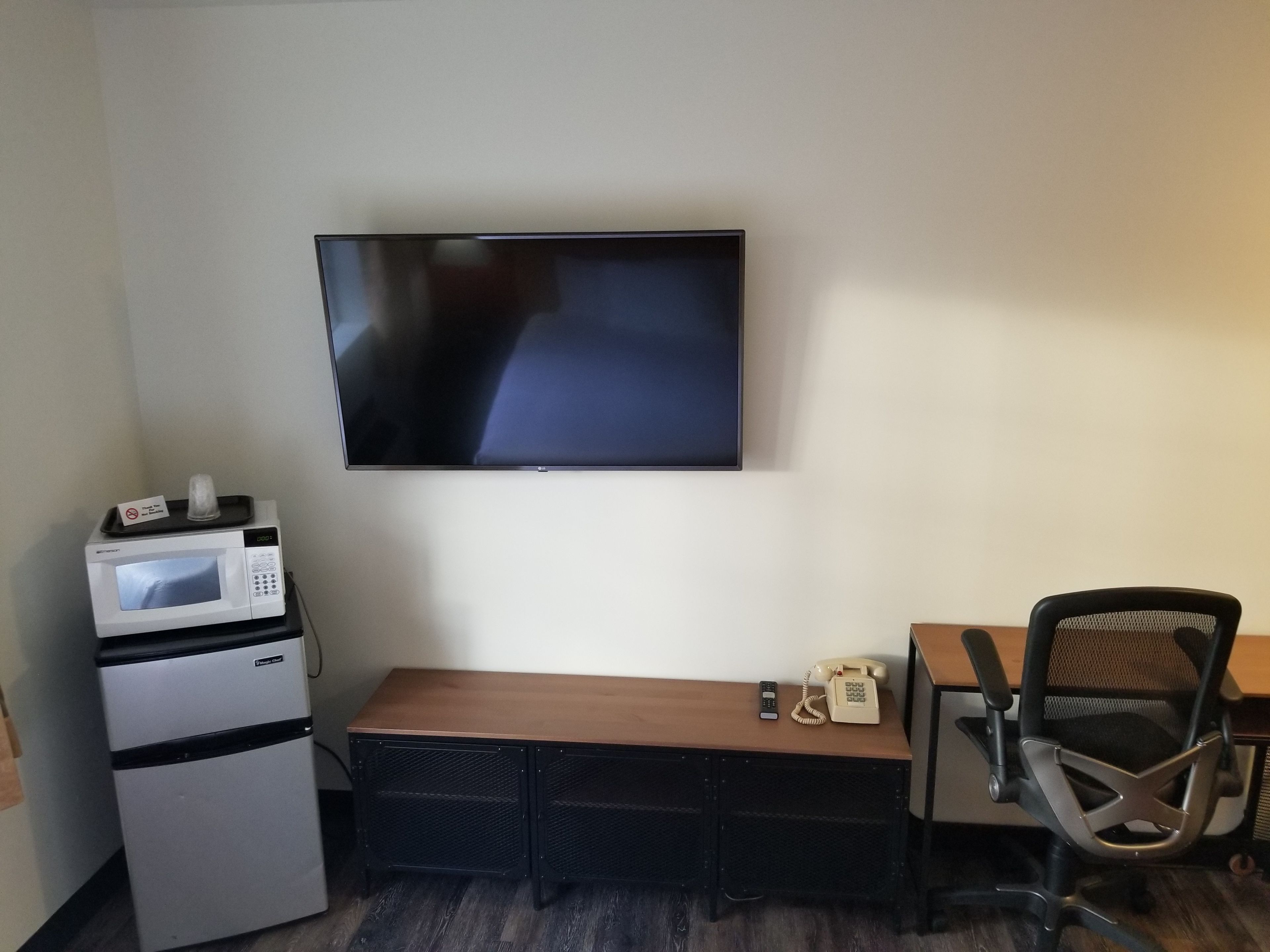 economy double room, 1 queen bed, non smoking | desk, free wifi