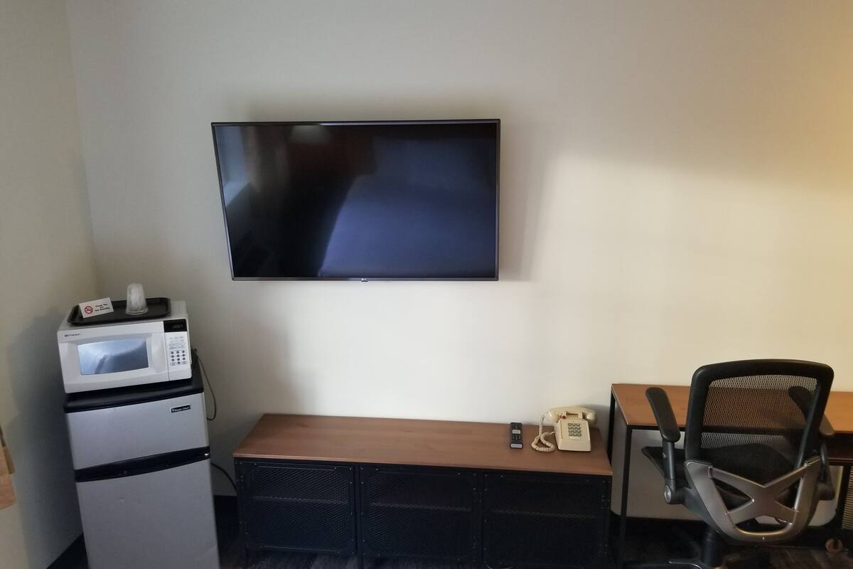 economy double room, 1 queen bed, non smoking | desk, free wifi