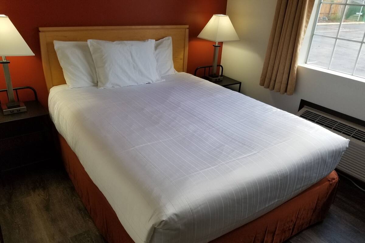 Economy Double Room, 1 Queen Bed, Non Smoking | Desk, WiFi (free)