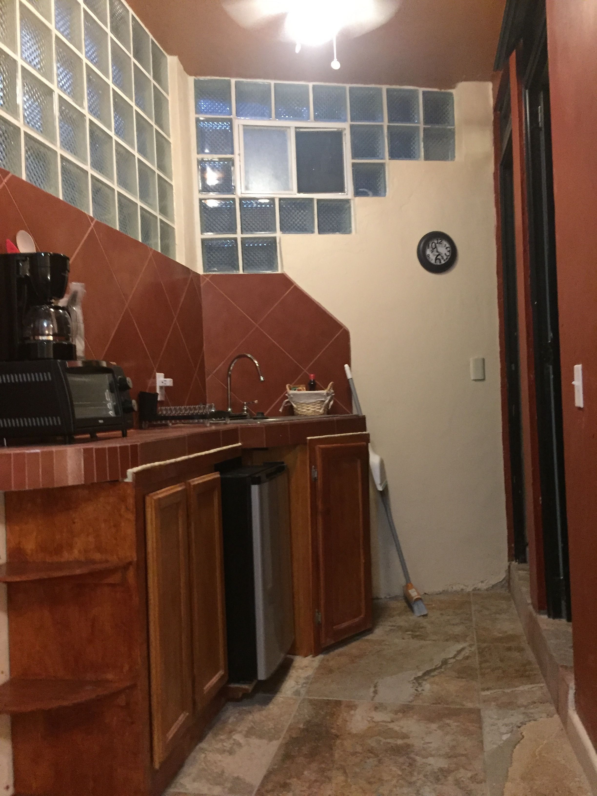 Apartemen Comfort, 2 kamar tidur, Bebas Asap Rokok, dapur kecil | Dapur kecil pribadi | Lemari es di ruangan bersama dan mesin pembuat kopi/teh