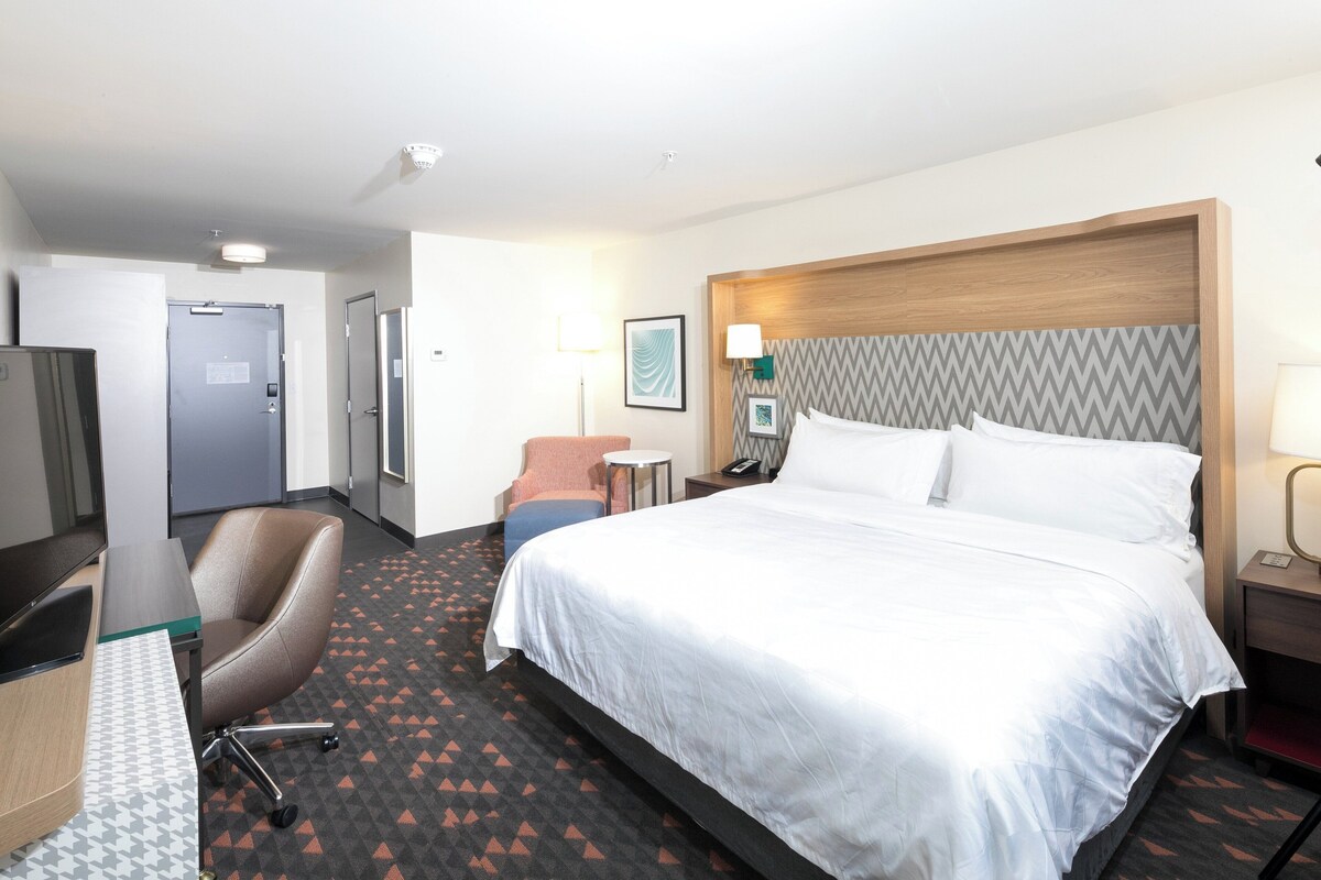 Premium bedding, pillowtop beds, in-room safe, desk