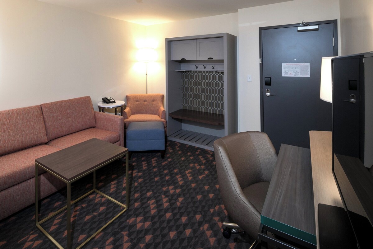 Premium bedding, pillowtop beds, in-room safe, desk