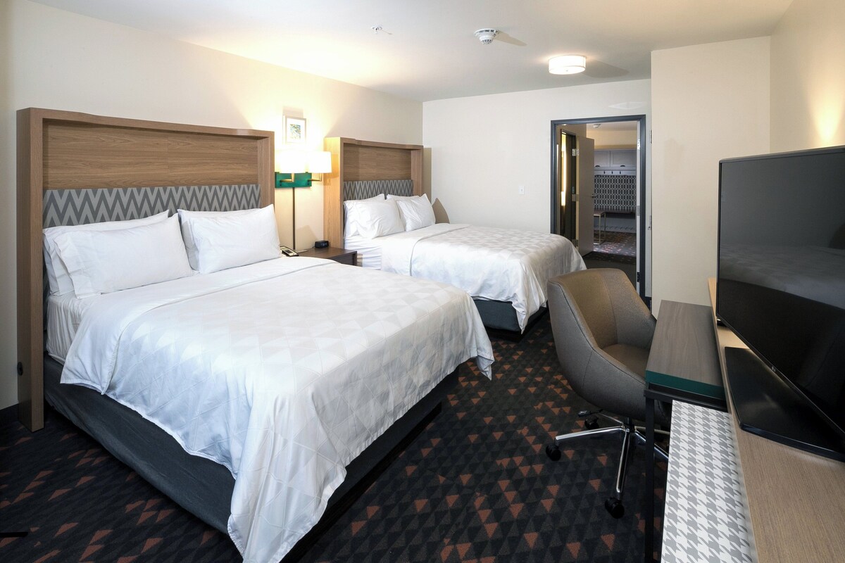 Premium bedding, pillowtop beds, in-room safe, desk