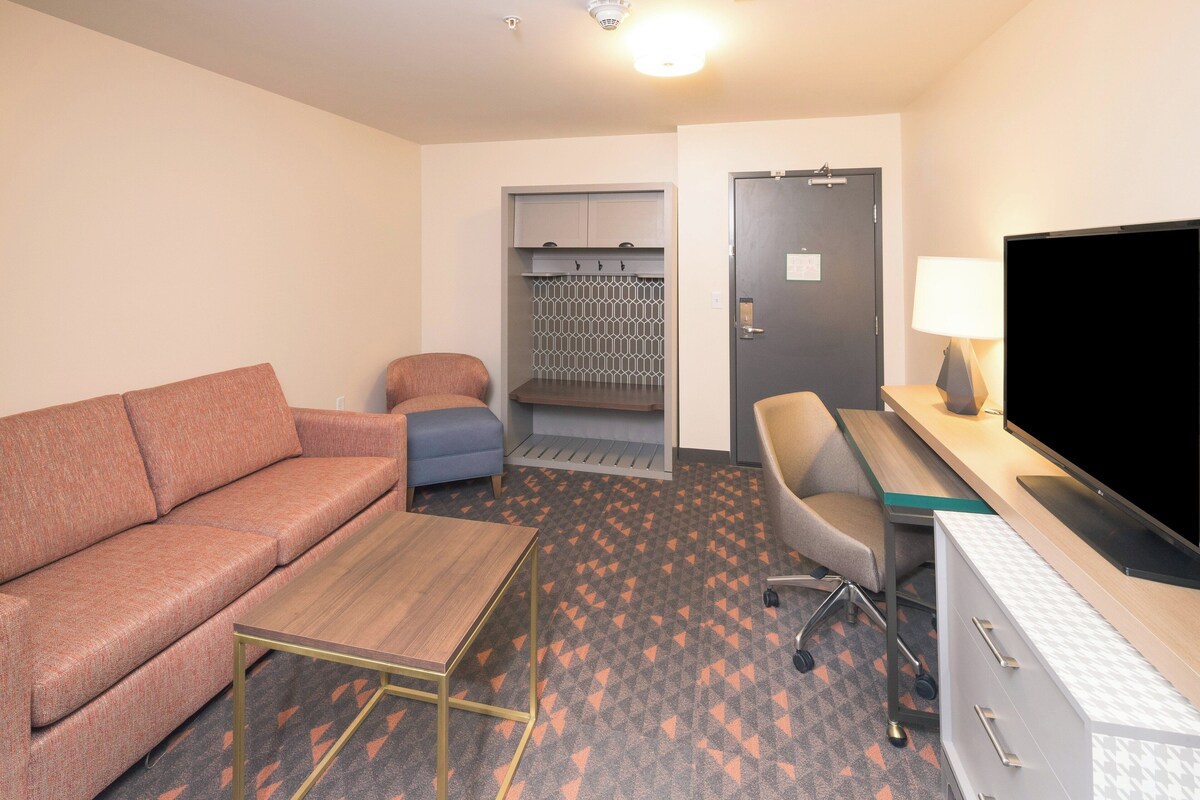 Premium bedding, pillowtop beds, in-room safe, desk