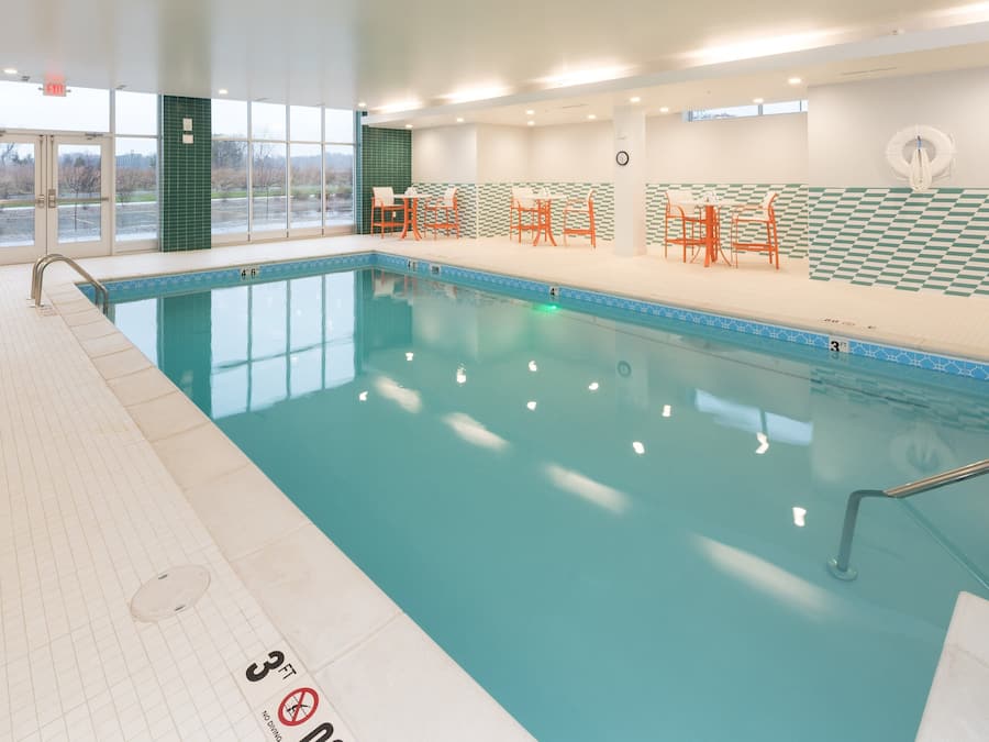 Piscina coperta, con ingresso dalle 07:00 alle 23:00, lettini