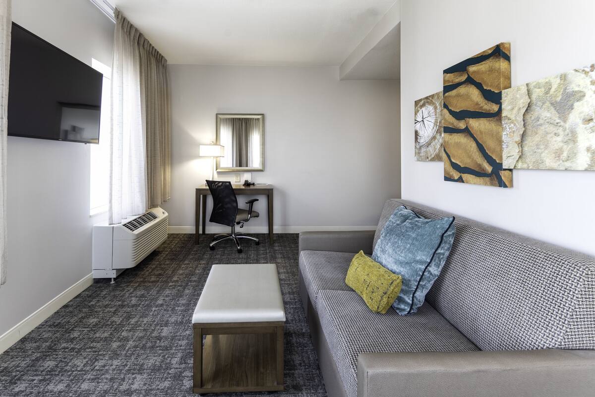 Desk, laptop workspace, free WiFi, individually furnished