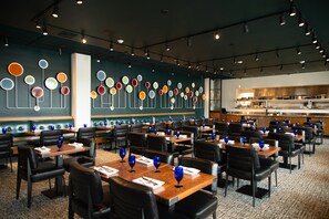 Lunch and dinner served, American cuisine - Hotel Indigo Madison Downtown by IHG (Madison)