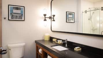 Doccia, soffione a pioggia, set di cortesia firmato, asciugacapelli