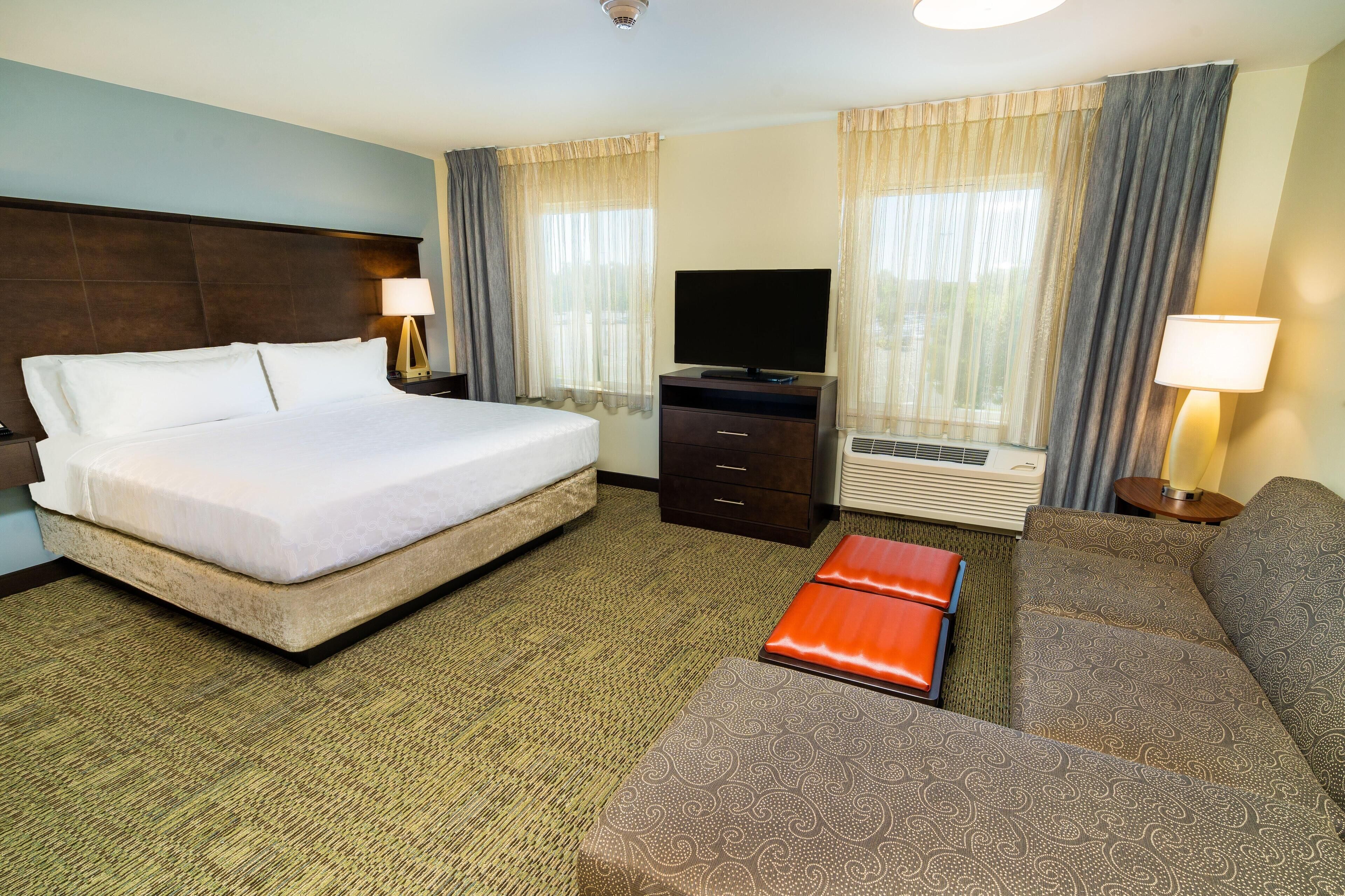 Pillowtop beds, in-room safe, desk, blackout drapes